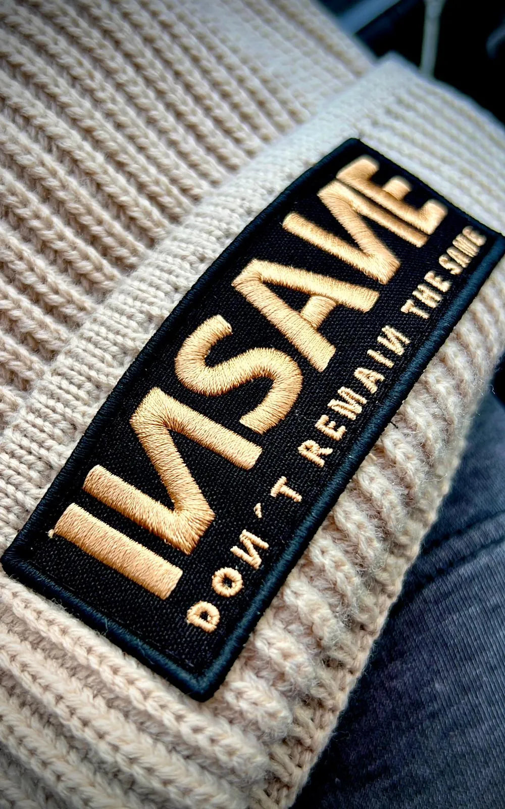 BEANIE BEIGE PACTH INSANE