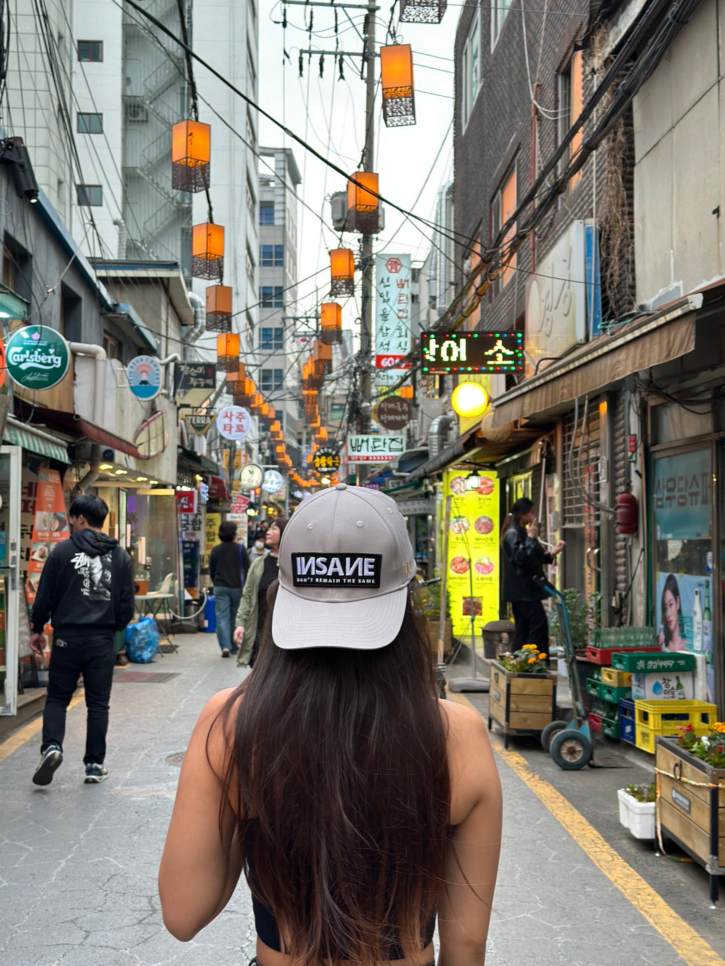 LIGHT GREY INSANE BASEBALL CAP WITH PATCH.