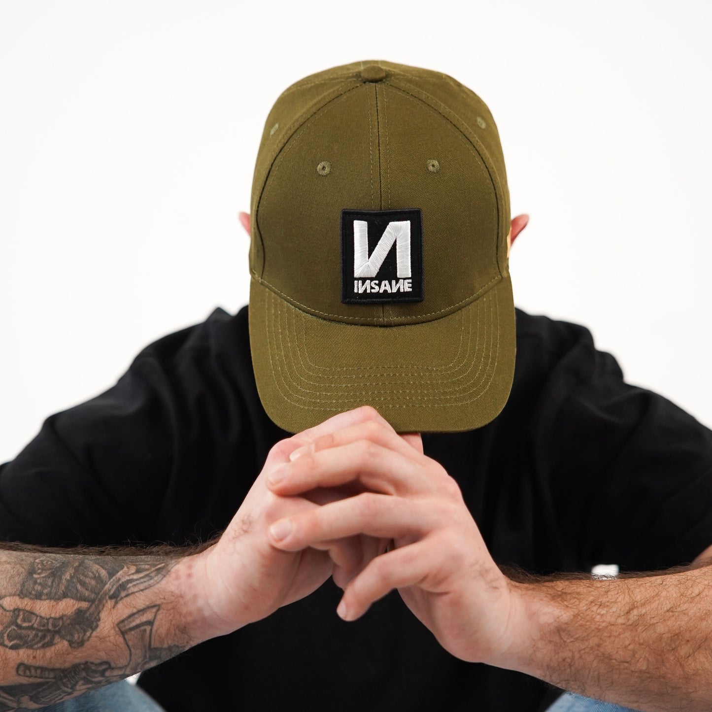 KHAKI BASEBALL CAP WITH "И" PATCH.