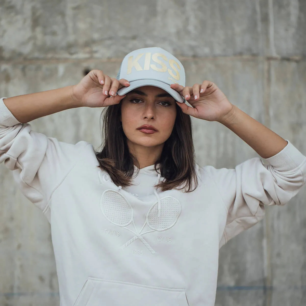 GORRA KISS TRUCKER LIGHT GREY & GOLD